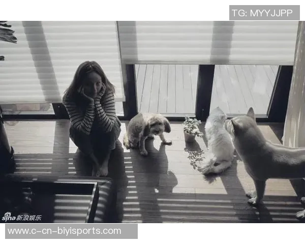 国外博主与足球明星亲密合影展现体育与社交媒体的完美结合